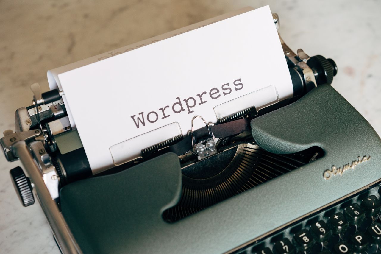 who-we-are Krupan plan vintage pisaćeg stroja s papirom na kojem piše WordPress.